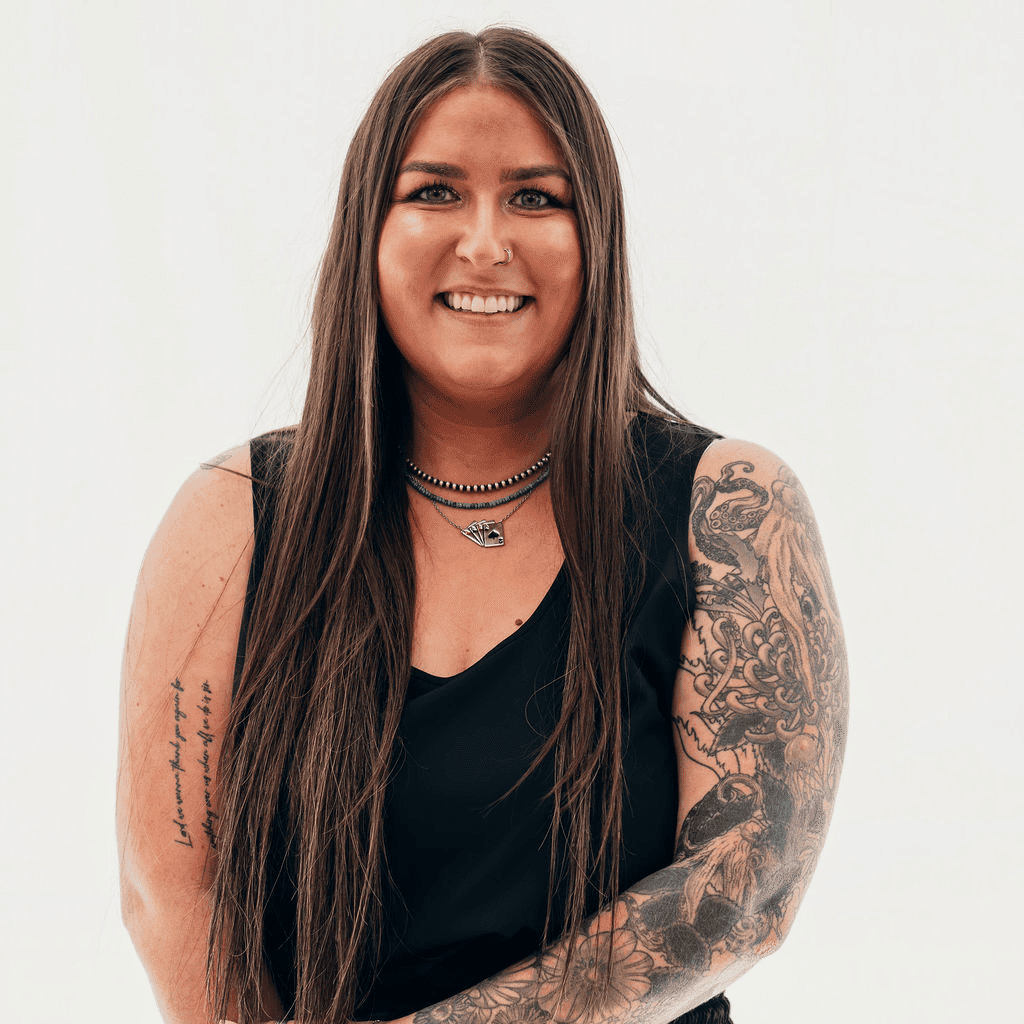 Portrait of Sara, a professional stylist at Sweet Peach, showcasing their expertise and style.