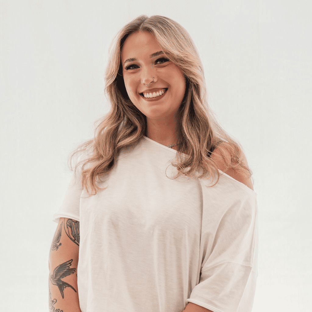 Portrait of Diamond, a professional stylist at Sweet Peach, showcasing their expertise and style.