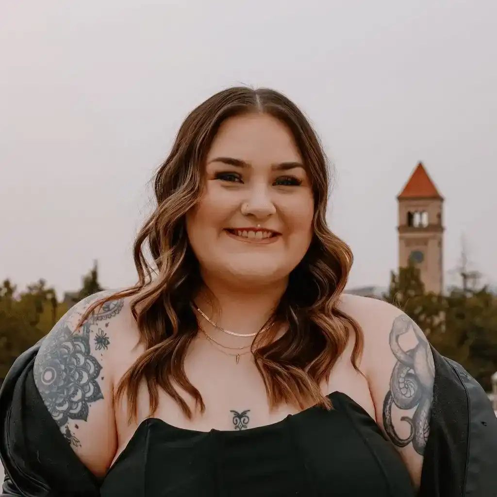 Portrait of Kaylee, a professional stylist at Sweet Peach, showcasing their expertise and style.